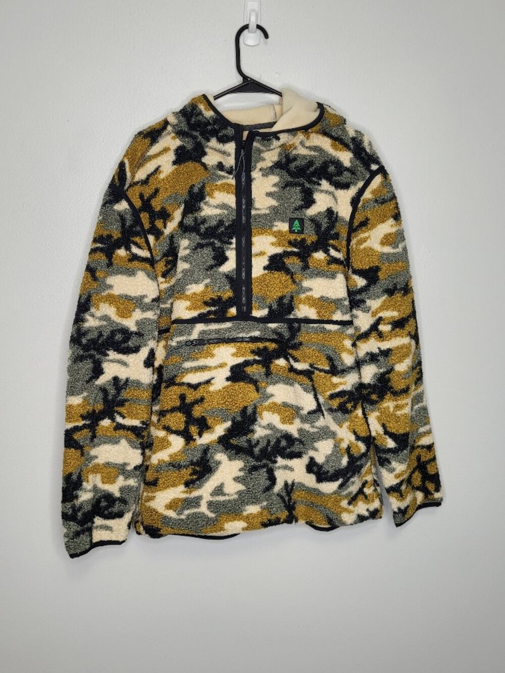 The Happy Clothing Company camo sherpa pull over hooded front pocket sweater L